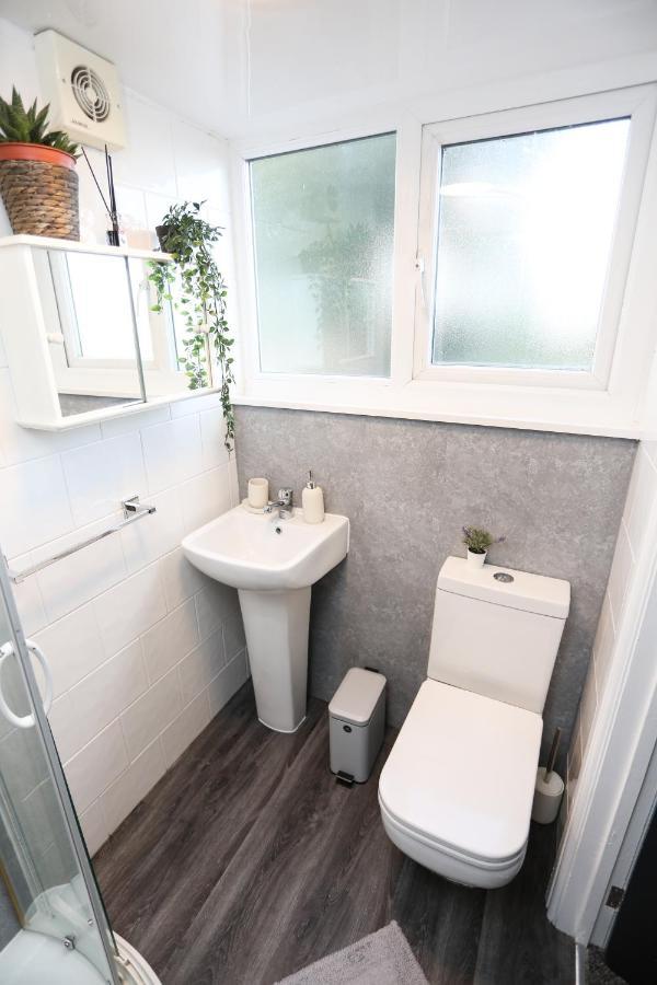 Cheerful 4-Bedroom Home In Sheffield Walkly Exteriör bild